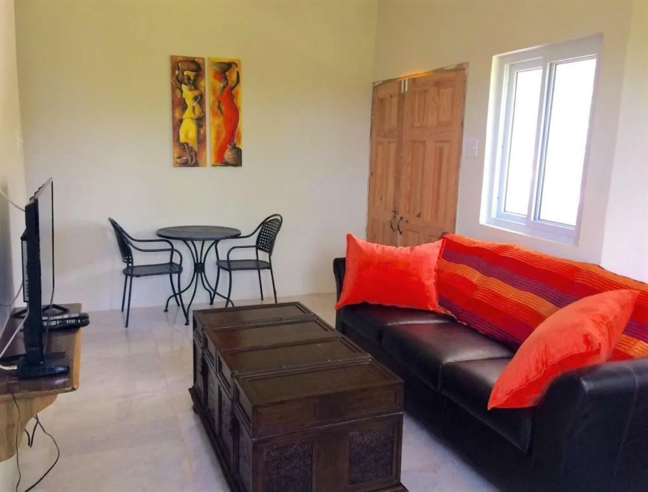 Annie'S White House On The Hill Apartment Negril